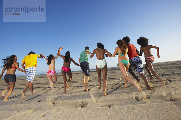 Freundschaft  Strand  rennen  multikulturell