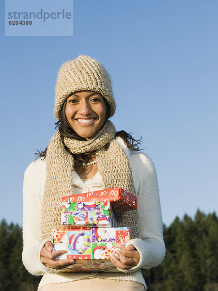 Geschäftsfrau halten mischen Weihnachtsgeschenk Mixed