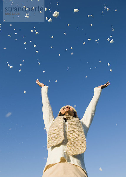 Frau  werfen  mischen  Himmel  Mixed  Schnee