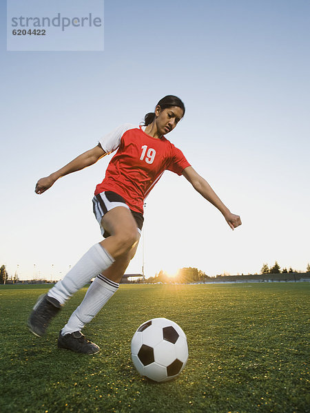 Frau treten mischen Fußball Ball Spielzeug Mixed