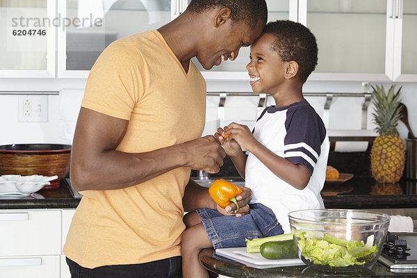 Menschlicher Vater  Sohn  Küche  Salat  Produktion  amerikanisch