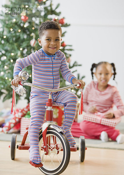 nahe  Junge - Person  Baum  fahren  Weihnachten  amerikanisch  Dreirad