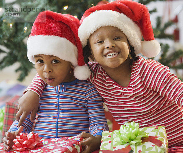 Bruder Schwester halten amerikanisch Weihnachtsgeschenk