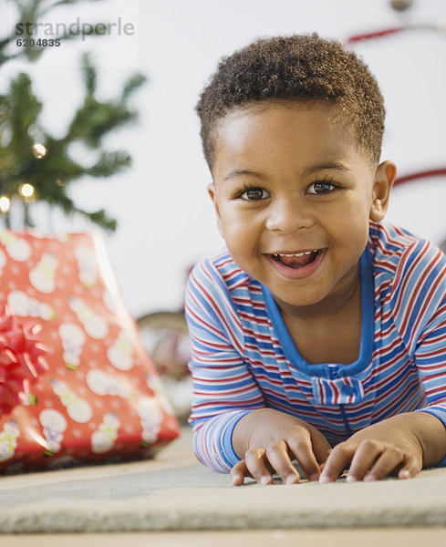 liegend  liegen  liegt  liegendes  liegender  liegende  daliegen  Boden  Fußboden  Fußböden  Junge - Person  Baum  Weihnachten  amerikanisch