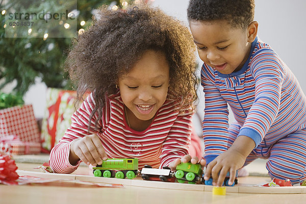 Bruder  Schwester  Spielzeug  amerikanisch  spielen  Zug