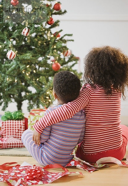 umarmen  Bruder  Schwester  Baum  Weihnachten  amerikanisch