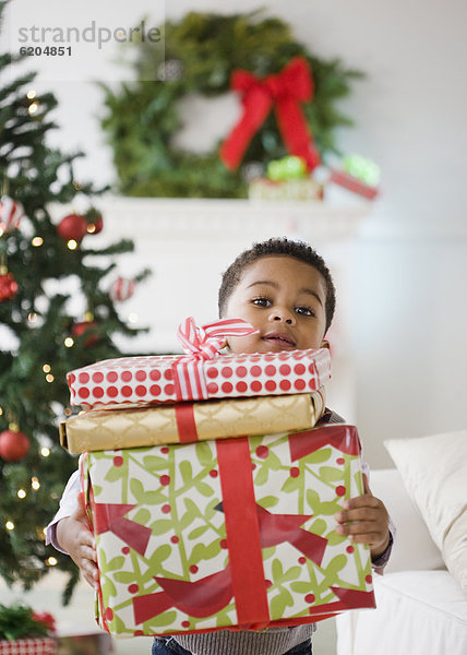 Junge - Person halten amerikanisch Stapel Weihnachtsgeschenk