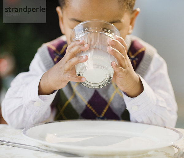 Junge - Person  amerikanisch  trinken  Milch