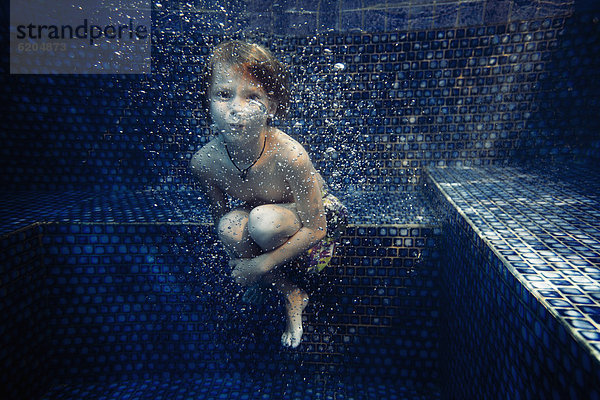 Junge - Person  Unterwasseraufnahme  schwimmen