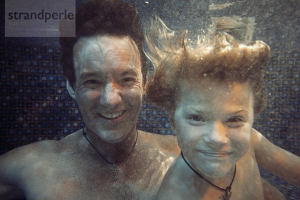 Menschlicher Vater  Sohn  Unterwasseraufnahme  schwimmen