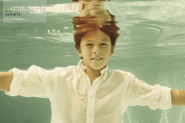 Junge - Person  Unterwasseraufnahme  Hemd  schwimmen