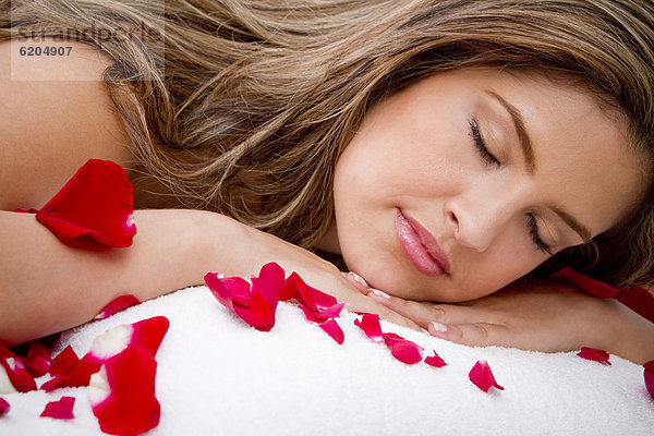 liegend liegen liegt liegendes liegender liegende daliegen Frau bedecken Hispanier Massage Blütenblatt Tisch Rose