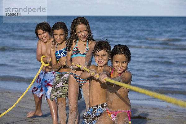 Strand  Hispanier  spielen  Tauziehen