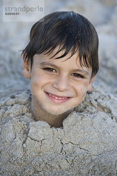 hoch  oben  nahe  Junge - Person  Hispanier  Sand  begraben