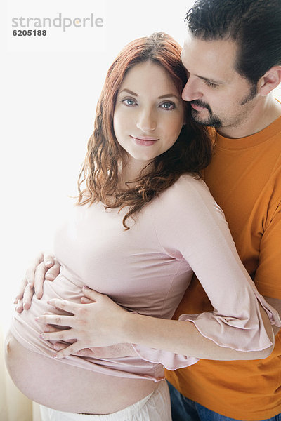 Mann Ehefrau umarmen Hispanier Schwangerschaft