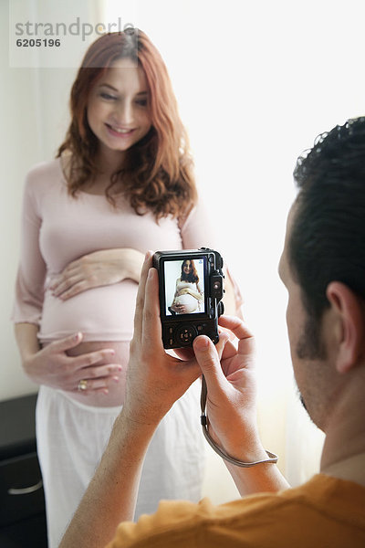 Mann  Fotografie  nehmen  Ehefrau  Hispanier  Schwangerschaft