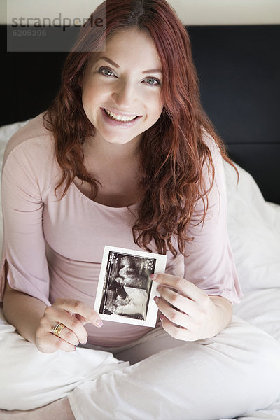 Frau  Fotografie  Hispanier  halten  Schwangerschaft  Ultraschalluntersuchung