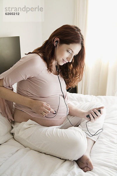 Frau  Hispanier  Musik  Schwangerschaft  Baby  spielen