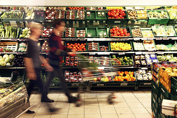Frischetheke  Paar beim Einkauf von Gemüse  Lebensmittelabteilung  Supermarkt  Deutschland  Europa