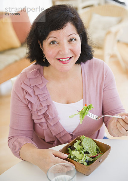 Frau  Hispanier  Salat  essen  essend  isst  Mittagessen