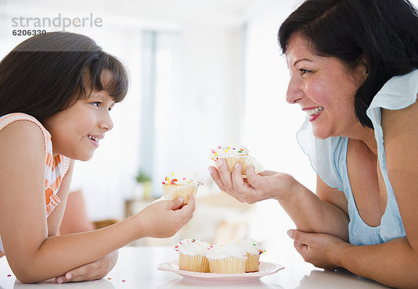 Hispanier  Tochter  essen  essend  isst  cupcake  Mutter - Mensch