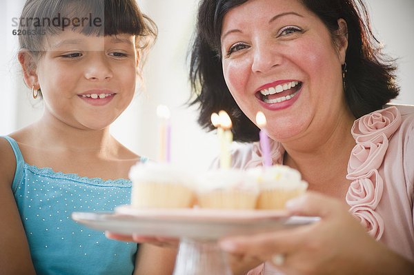 Hispanier  halten  Tochter  cupcake  Mutter - Mensch