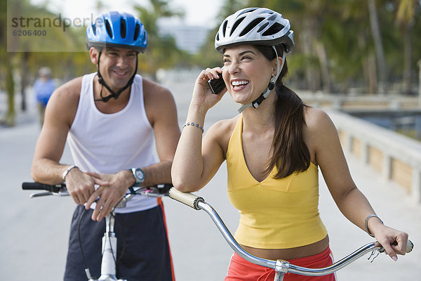 Handy  Frau  sprechen  Freund  warten  Hispanier  Fahrrad  Rad