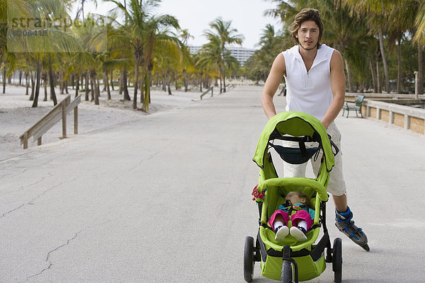 Racken  Coraciidae  Mann  schieben  Hispanier  Kinderwagen  joggen