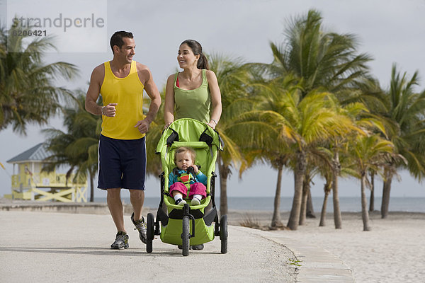 schieben  Hispanier  Kinderwagen  joggen  Baby