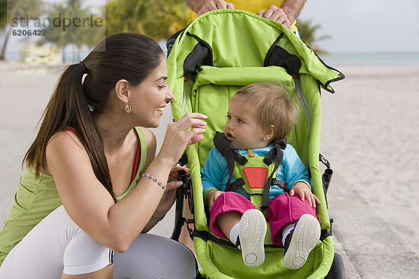 Frau  Prüfung  Hispanier  Kinderwagen  joggen  Baby