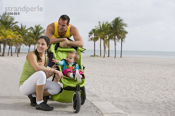 Hispanier  Ende  Kinderwagen  joggen  Baby