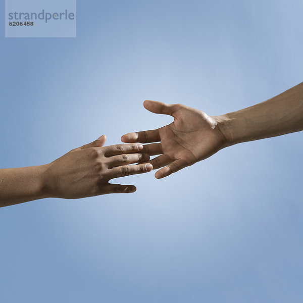 Mensch  Einzelperson  eine Person  Menschen  Menschliche Hand  Menschliche Hände  mischen  1  Mixed  die Hand ausstrecken