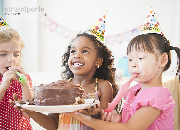 Zusammenhalt  halten  Geburtstag  Kuchen  Mädchen