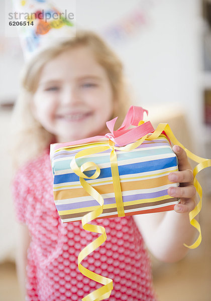 Geschenk  Europäer  halten  Geburtstag  Mädchen