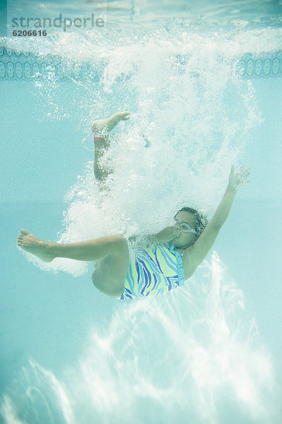 Hispanier  springen  schwimmen  Mädchen