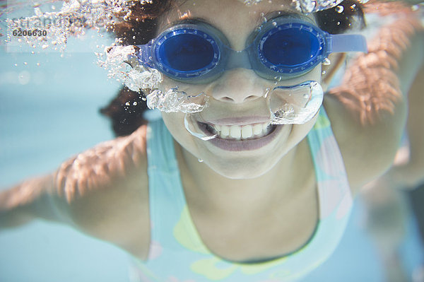 Wasser  Hispanier  unterhalb  schwimmen  Mädchen