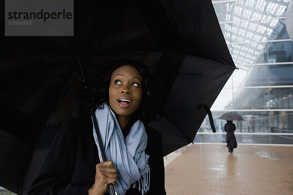 Geschäftsfrau  Regenschirm  Schirm  halten  Regen