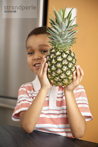 Junge - Person  halten  mischen  Ananas  Mixed