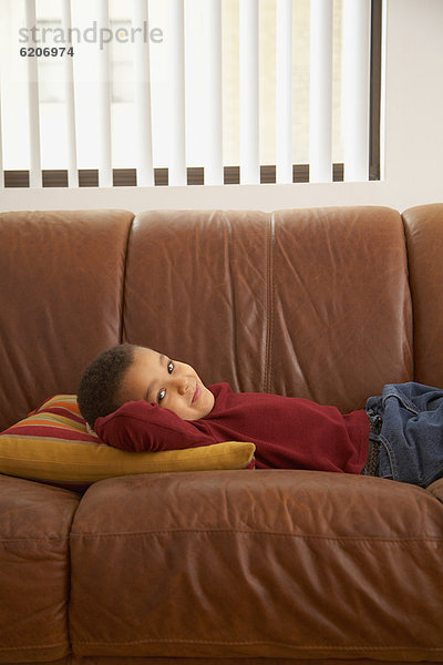 liegend liegen liegt liegendes liegender liegende daliegen Junge - Person mischen Couch Mixed