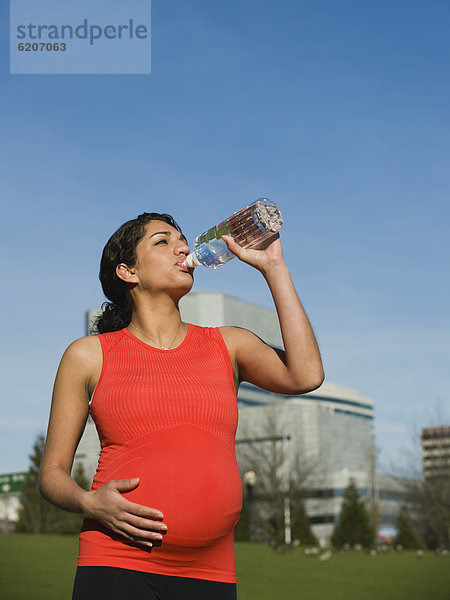 Außenaufnahme  Wasser  Schwangerschaft  Mittelpunkt  trinken  freie Natur