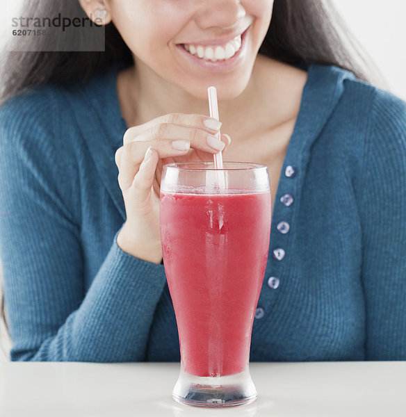 Frau  Frucht  Hispanier  trinken  smoothie