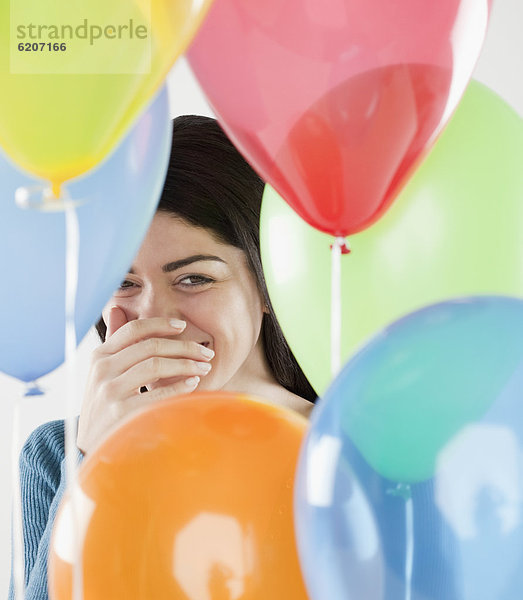 hinter  Frau  lachen  Luftballon  Ballon  Hispanier