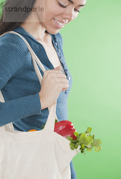 Frau tragen Tasche Hispanier Gemüse wiederverwendbar