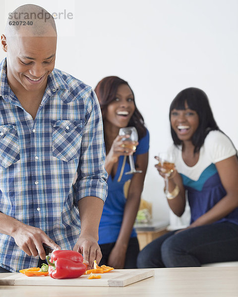 Abendessen Mann Freundschaft Vorbereitung