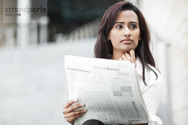 Außenaufnahme  Geschäftsfrau  Indianer  Zeitung  freie Natur  vorlesen