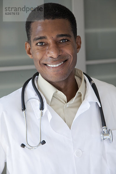 Laborant  lächeln  Arzt  Mantel  schwarz
