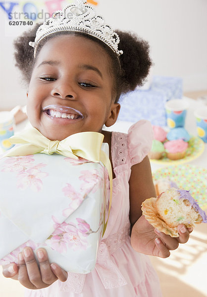 Geschenk tragen essen essend isst cupcake Mädchen