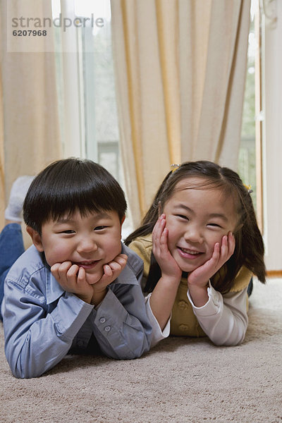 liegend  liegen  liegt  liegendes  liegender  liegende  daliegen  Boden  Fußboden  Fußböden  lächeln  Junge - Person  südkoreanisch  Mädchen