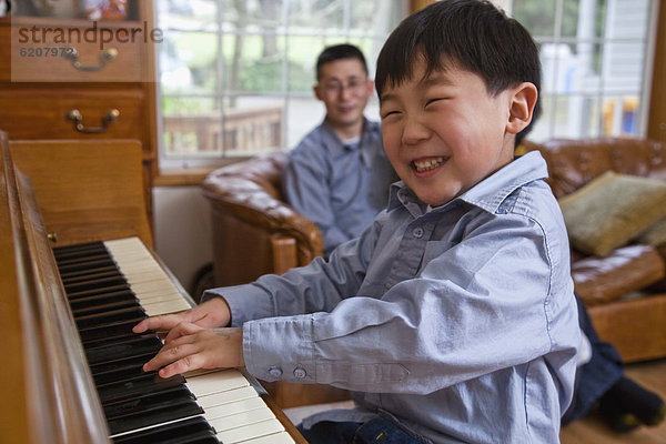 Junge - Person  Klavier  südkoreanisch  spielen