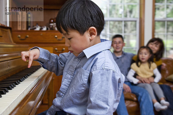 Junge - Person  Klavier  südkoreanisch  spielen